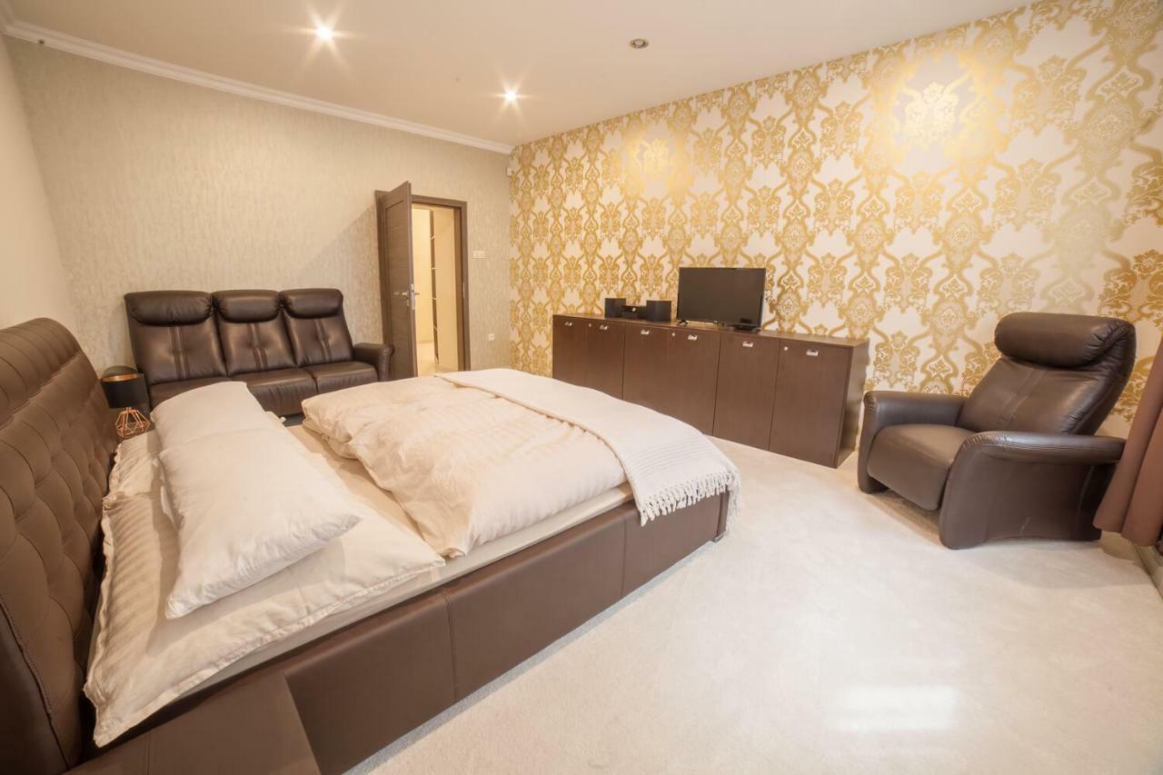 Spacious Apartment In City Center บราติสลาวา ภายนอก รูปภาพ