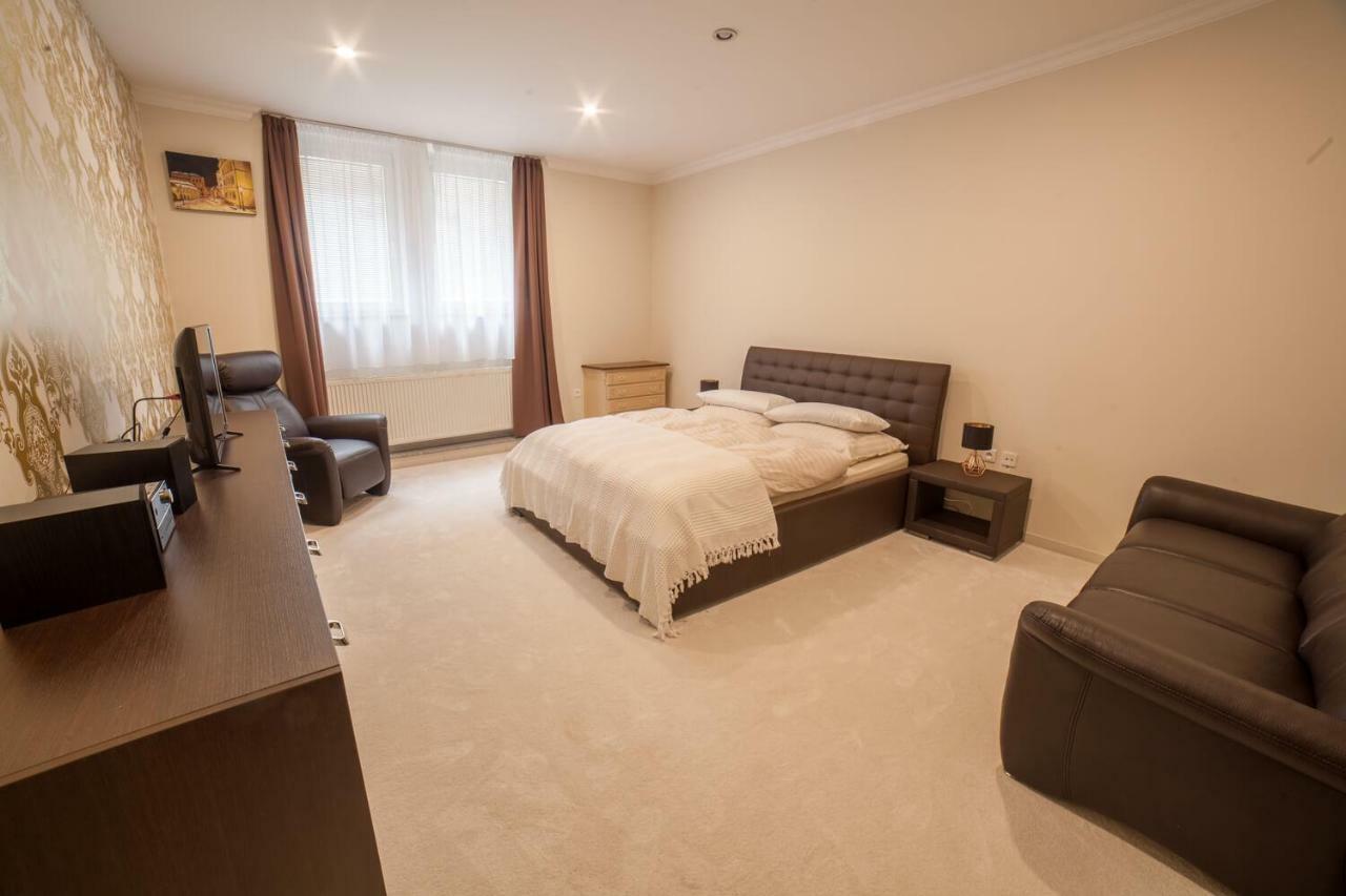Spacious Apartment In City Center บราติสลาวา ภายนอก รูปภาพ